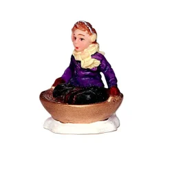 Kerstdorp>Kerstdorp kind in tobbe slee 2x3cm