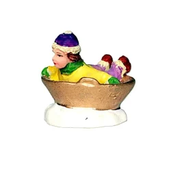 Kerstdorp>Kerstdorp kind in tobbe slee 3cm